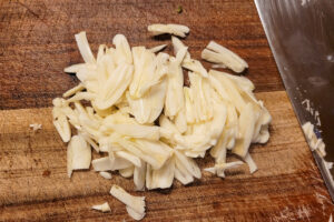 slice garlic